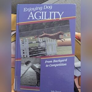 Enjoying Dog Agility: From Backyard to Competition by Daniels, Julie